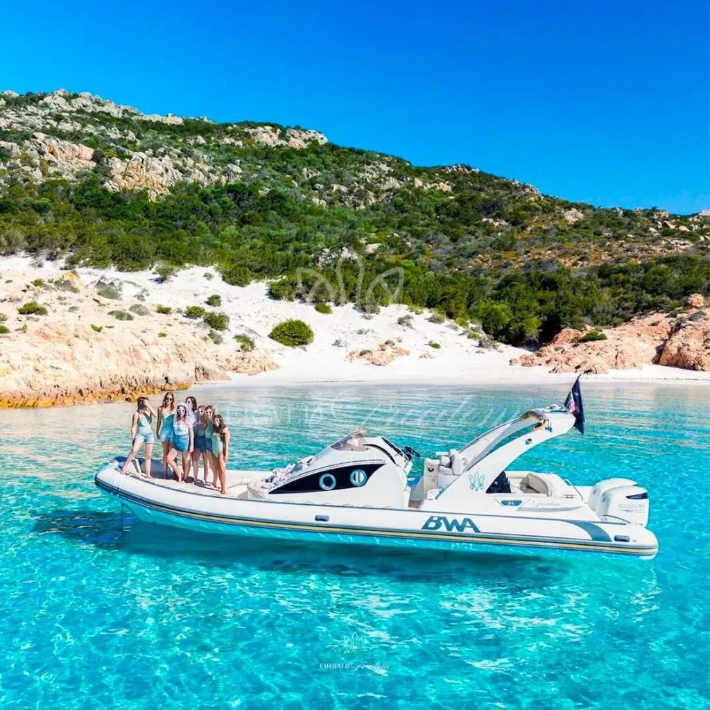 La flotta di Emerald Freedom La Maddalena con Maxi-RIB in navigazione nell’Arcipelago